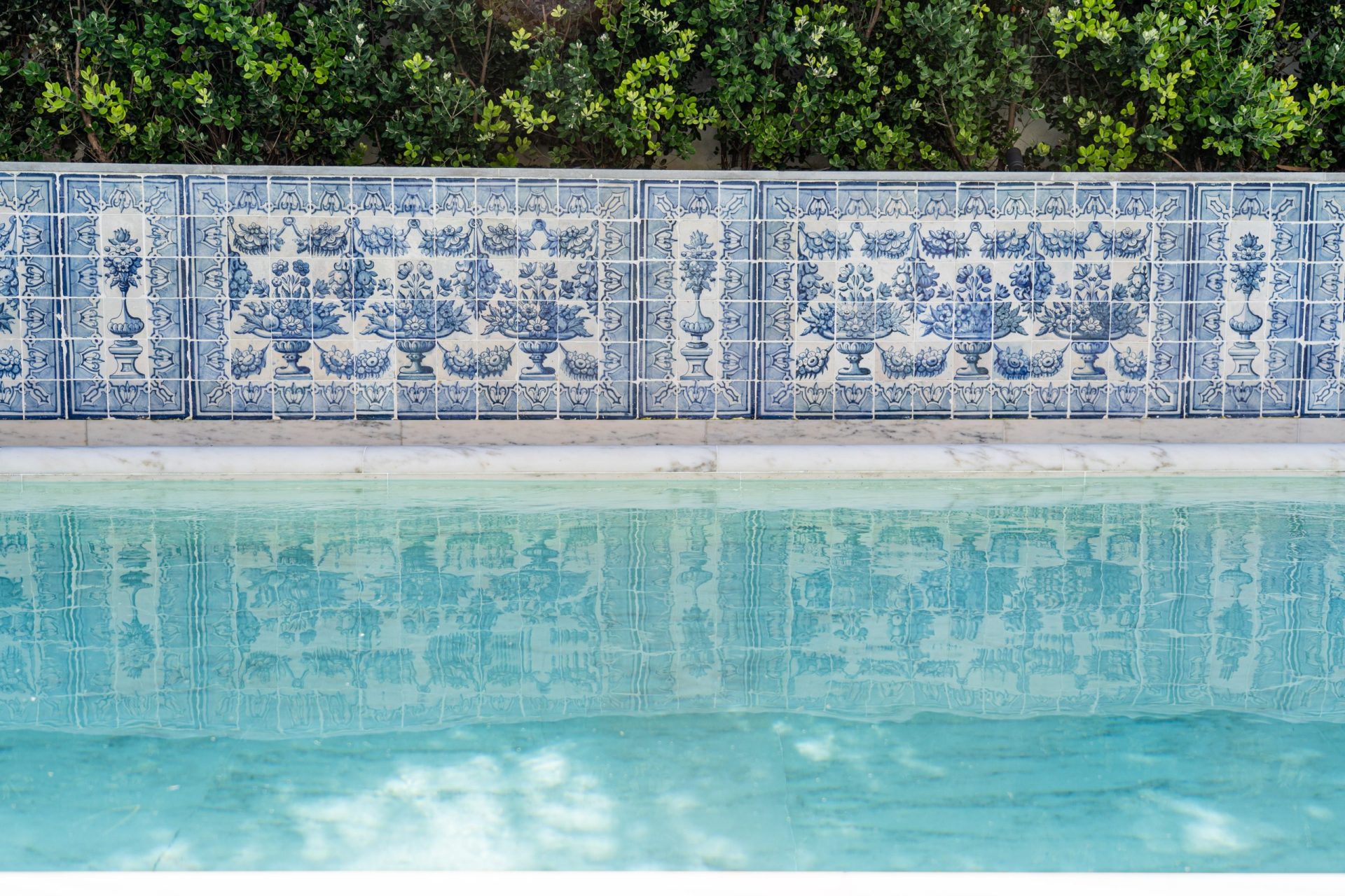 Garden and swimming pool of a residence in Cascais